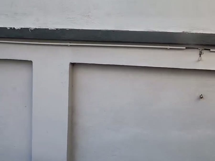 La linea dell'impianto antizanzare montata lungo il muro, con l'ugello