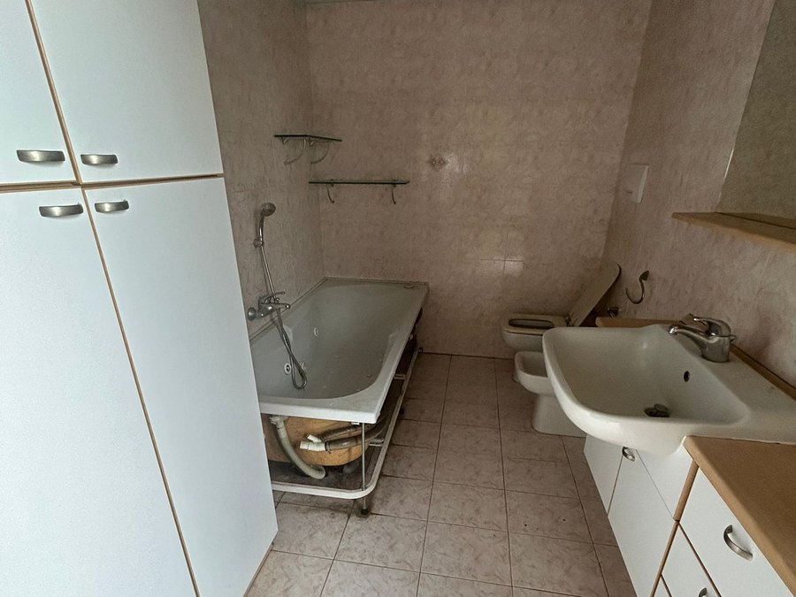 Bagno a Nibbiola prima dei lavori, con la vasca e le piastrelle vecchie