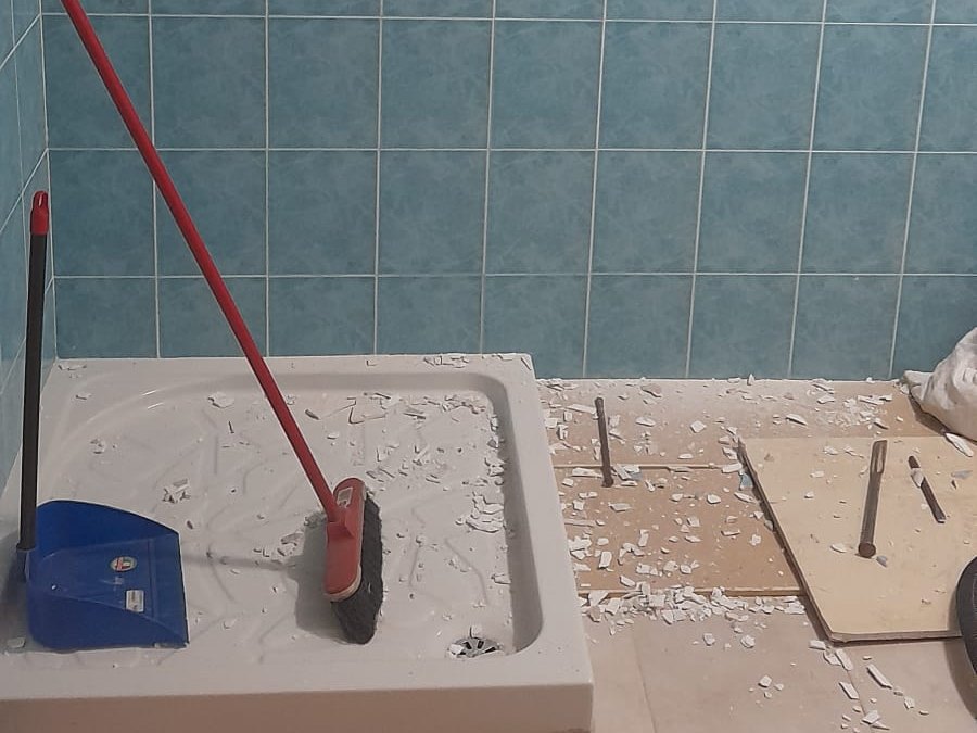 Il piatto doccia vecchio demolito, prima di rifare il fondo