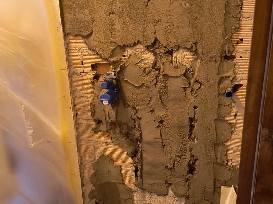 Muro aperto con gli attacchi dell'acqua nuovi, a Vigevano